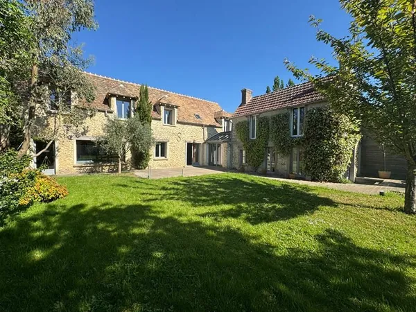 Ancienne ferme du 18ème siècle entièrement rénovée et sa dépendance 3' MONTFORT L 'AMAURY 8 pièces 2