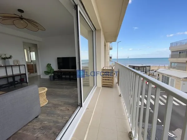 TRES BEL APPARTEMENT T2 CABINE TRAVERSANT ET RENOVE AVEC VUE MER