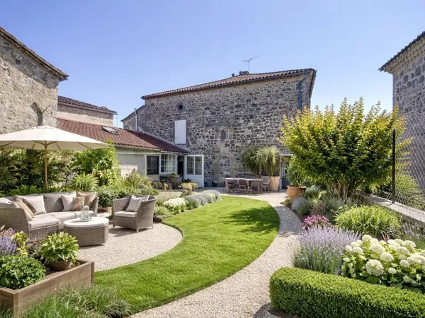 A vendre superbe maison de village en pierres, 4 chambres, avec jardin et grand garage