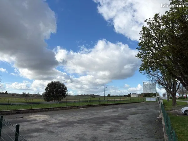Terrain/parking à louer