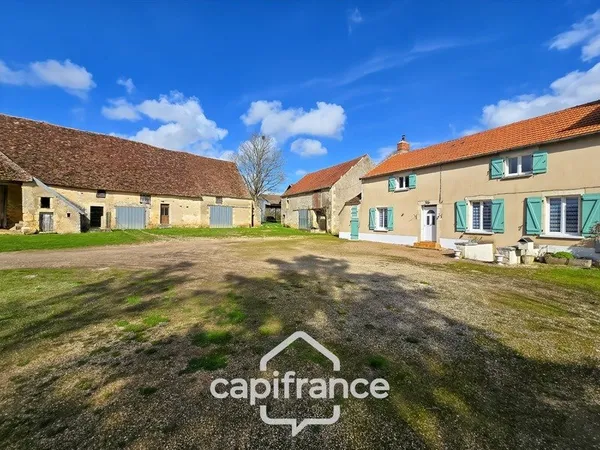 Ancien corps de ferme 148 m² avec grange et dépendances - Terrain 2 900 m² - PERROY (58)