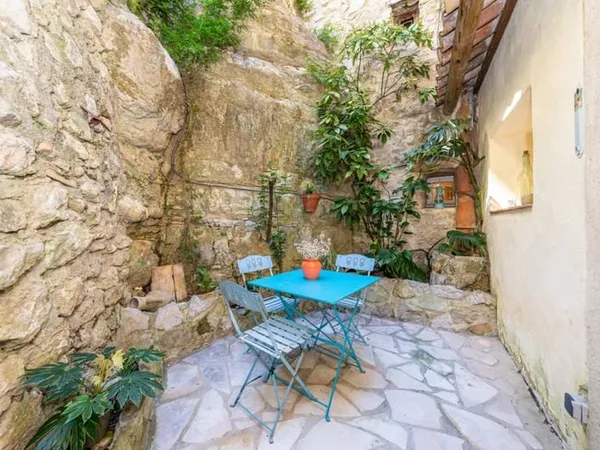 Adresse de charme avec terrasse en pierre et cachet authenti