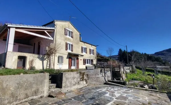 GRANDE MAISON AVEC BEAU JARDIN DANS LA MONTAGNE NOIRE