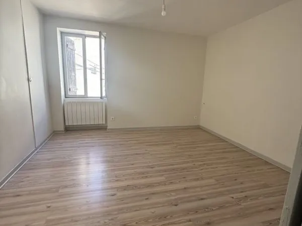 APPARTEMENT 3 CHAMBRES + COUR MONTCHANIN CENTRE