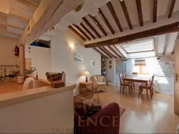 Antibes 2P 38.90m2 vieil ville dernière étage