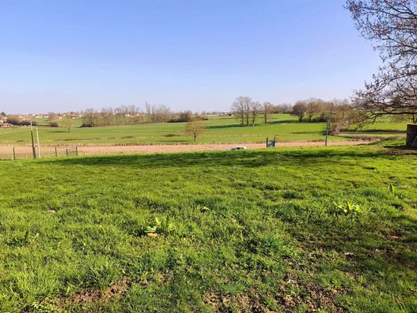 Terrain constructible d'environ 700m² situé dans un environnement très calme à Foissiat