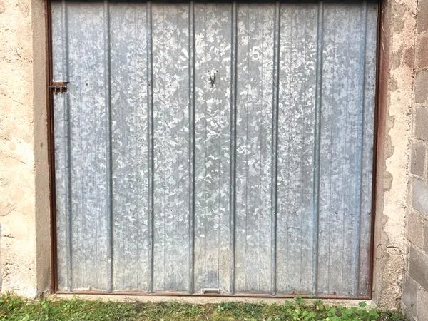 Garage couvert avec porte à double sécurité, quartier Beaulieu