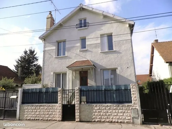 Chambre meublée en Colocation filles dans pavillon avec jardin