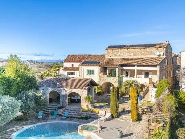 Demeure de charme avec piscine et dépendances
