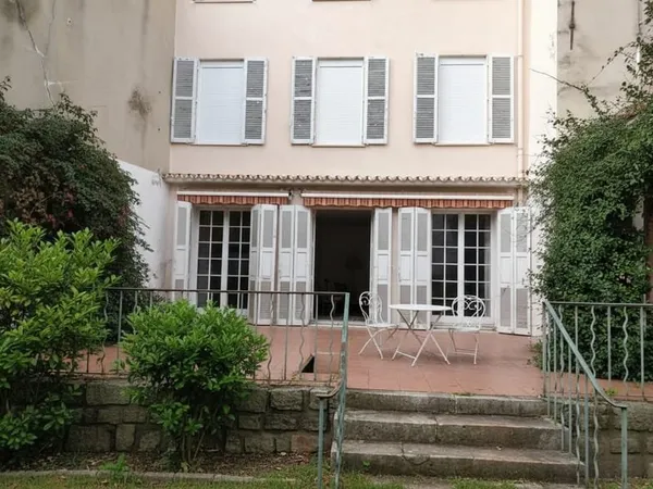 Grande maison de village 388 m² avec jardin Centre Solliès