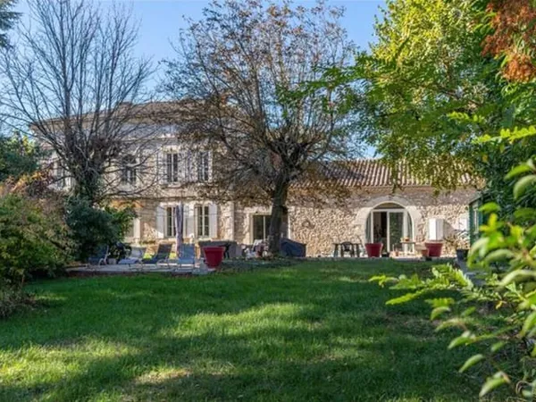 Belle maison en pierre avec un gîte