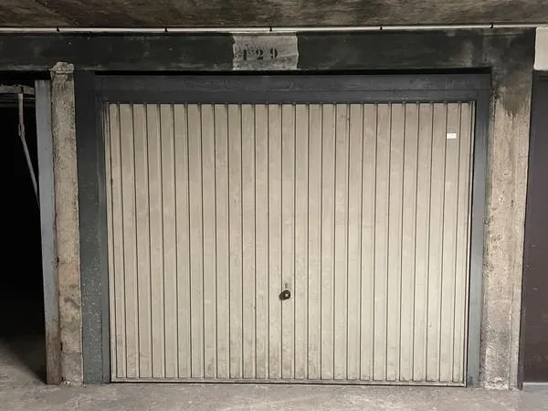 Place 2 roues scooter moto dans box parking sécurisé