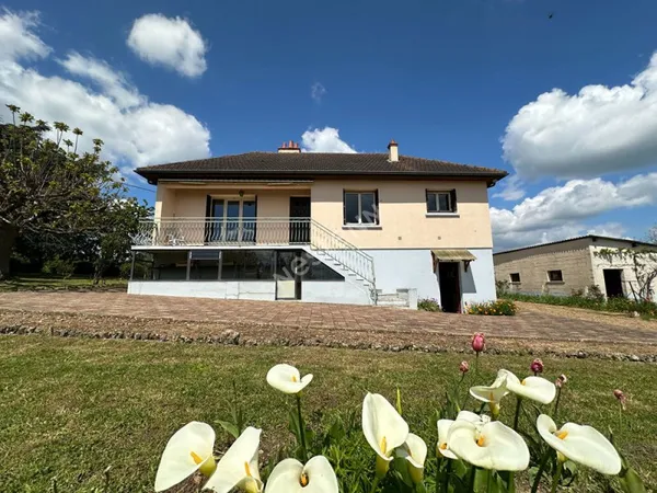 Vente jolie maison avec deux chambres, construction sur sous-sol avec garages à LUCEAU (72500)