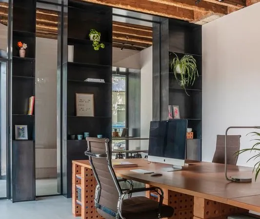 Place en coworking dans un bureau lumineux