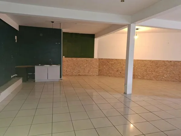 Bien rare en bordure de l'avenue principale à Saint-Louis - Local commercial + Grand appartement - E