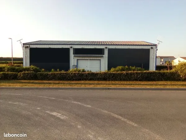 Batiment 216m² sur grand terrain avec parking