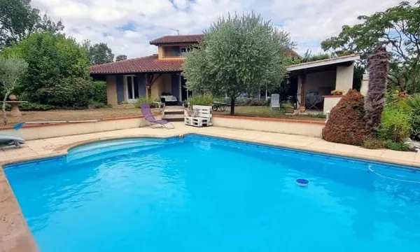 Maison spacieuse avec piscine à Saramon