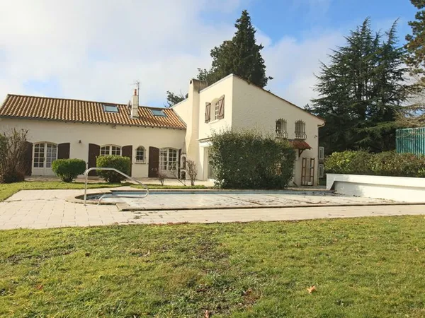 Maison 5 chambres avec jardin arboré et garage double