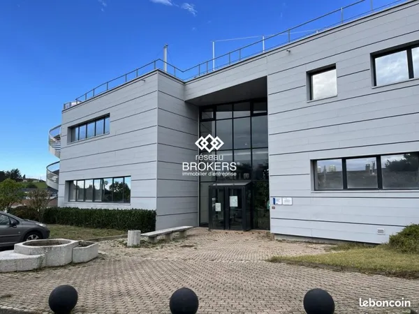 Bureaux 1306 m² Saint-Clément-les-Places