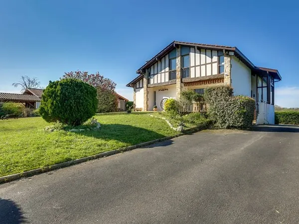 Maison avec piscine à vendre à BASSUSSARRY