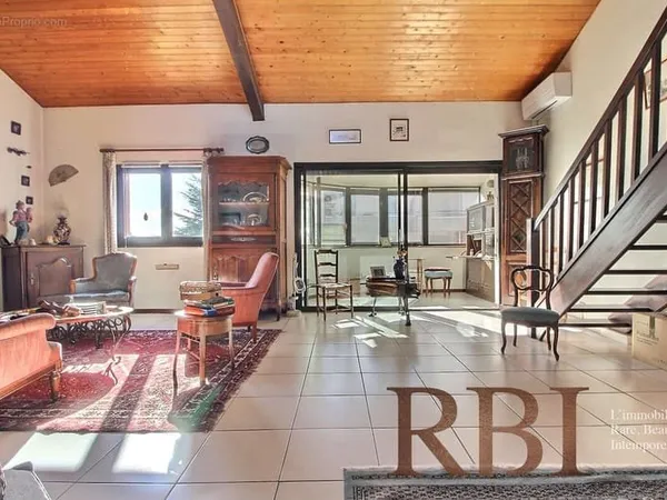 Grand Appartement avec Terrasse et Garage