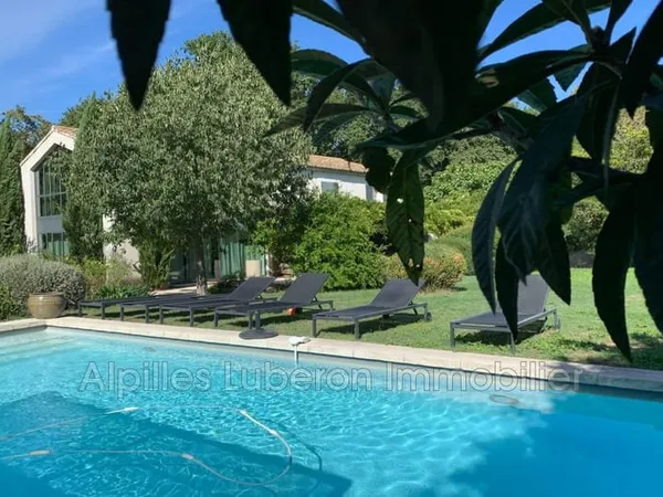 Maison 10 pièces 370 m²