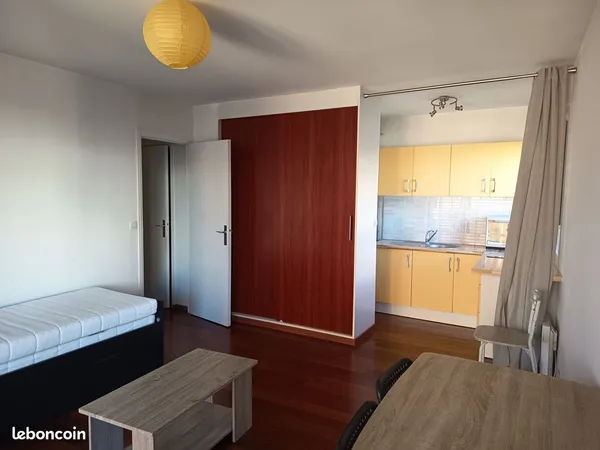 Beau studio Paris 20 avec balcon