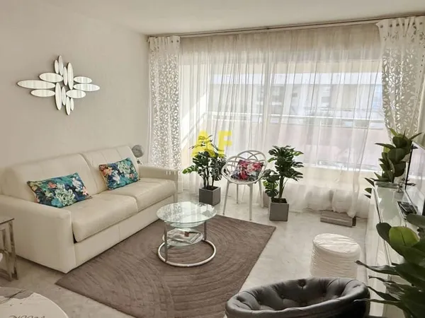 SAINT RAPHAEL - TRIANGLE D'OR - APPARTEMENT 2 PIECES AVEC V
