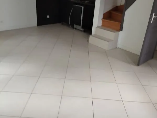 Loue maison de ville avec jardin
