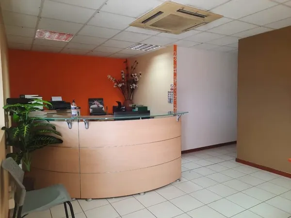 Location local commercial de 90 m2 à Ste Rose - Zone d'activ