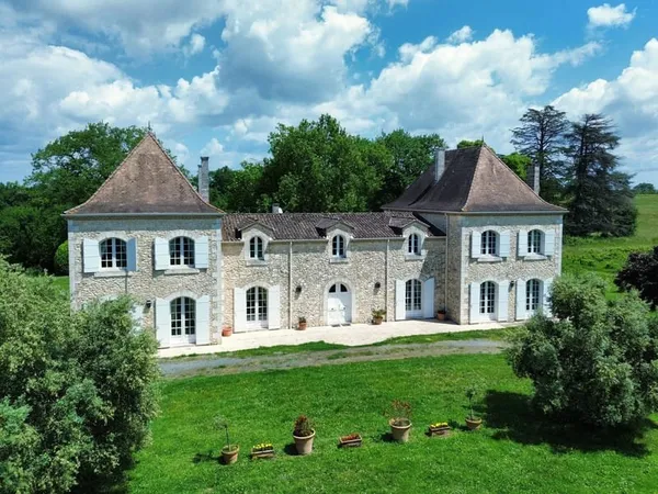 Élégant château de la fin du XXe siècle avec maison d'amis — à 30 minutes de Saint-Émilion