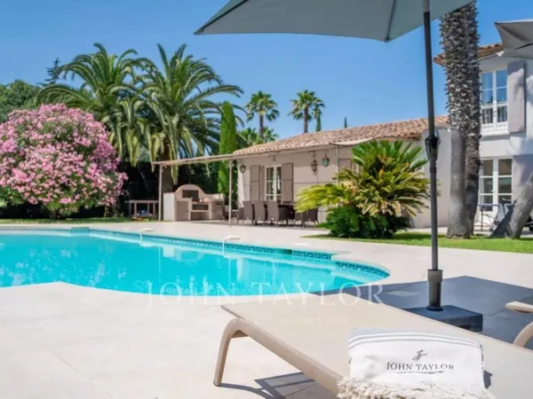 Jolie maison néoprovençale à pied de la plage de la Bouillabaiss