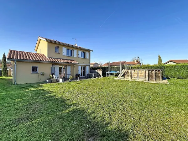 Charmante Maison à Villieu, 105m², 4 chambres, garage, piscine hors sol sur un terrain de 719m²