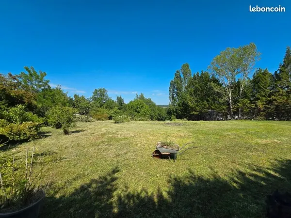 Terrain boisé 8000m2 (1729m2 constructible + 6271m2 de bois) constructible + 6271m2 de bois)