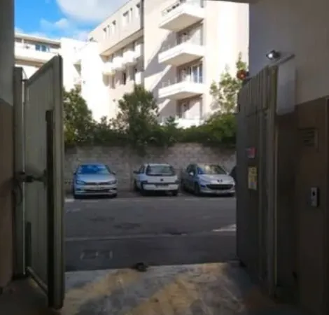 Place de parking dans résidence sécurisée