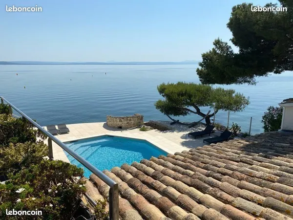 Villa de rêve 325m2 pieds dans l'eau
