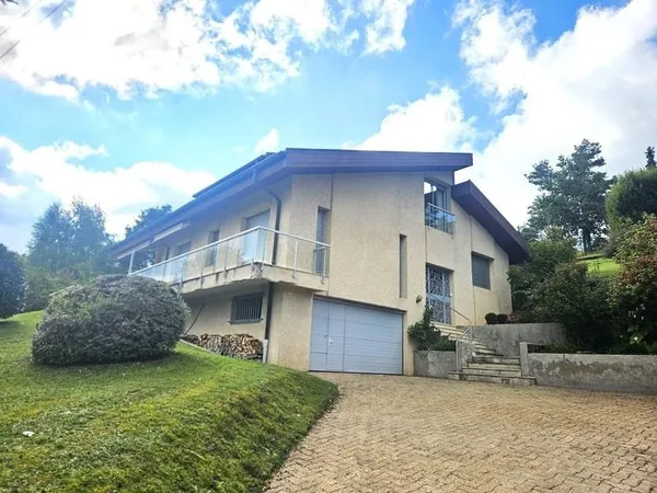 Maison d'architect de 210 m2 avec superbe vue dominante