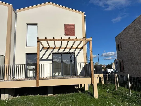 Maison 4 pièce(s) 74.90 m2 avec jardin, à Saint Etienne Du Grès