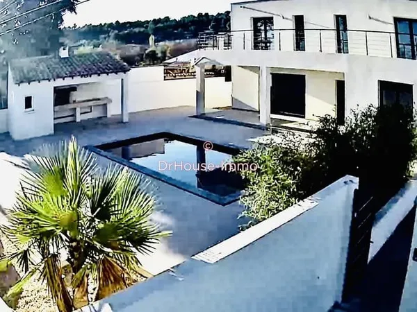 VILLA 4 pièces 4 faces 165m2 avec piscine neuve à étrenner!