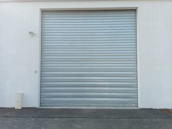 Grand garage récent de 80m2.