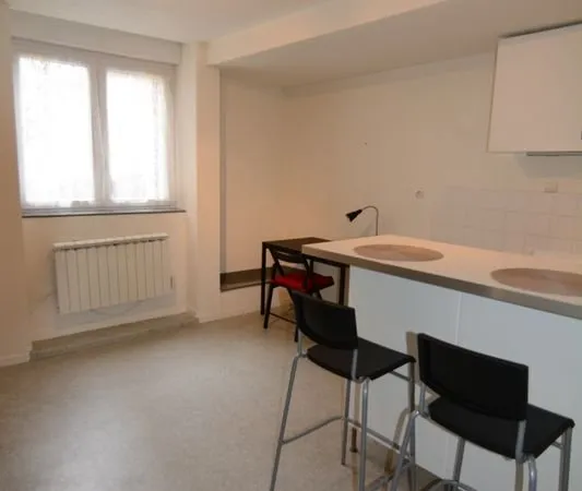 Studio 25m² sur cour, proche commerce école cinéma