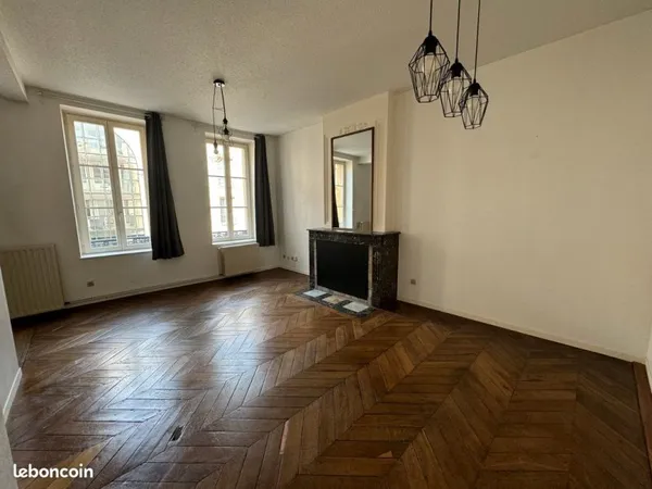 F5 METZ CENTRE, 4mn Place St Louis, 15 mn Gare; entrée/placards, séjour parquet, cuisine aménagée ré
