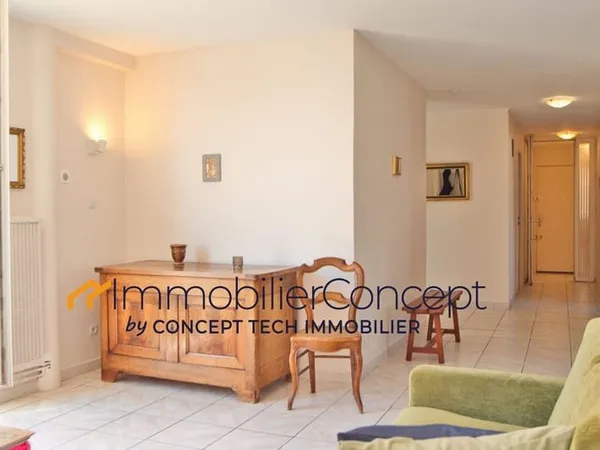 Appartement T5 lumineux et traversant orienté sud-est.