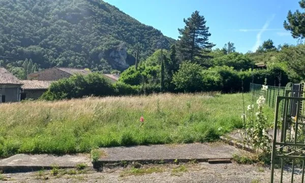 Terrain constructible 860 m² - Combovin
