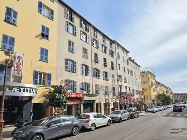 AJACCIO (20), centre ville, appartement T2, idéalement situé au sein d'un immeuble ancien