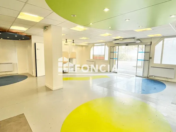 Proche centre commercial
