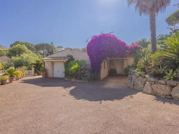 Maison à Sainte-Maxime à quelques mètres de la mer et avec piscine.