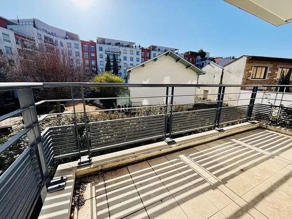 Métro Valmy T3 avec balcon à 2 min du métro et garage en option