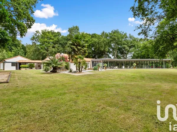 Maison 10 pièces 374 m²