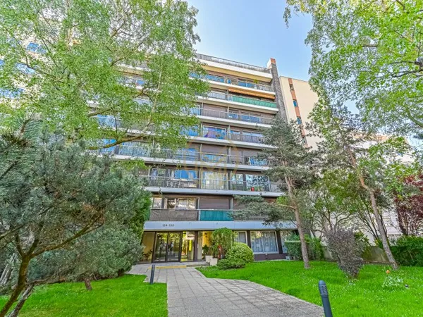 Joli studio de 22m² à Parc de Bécon avec balcon sur jardin, cave et parking